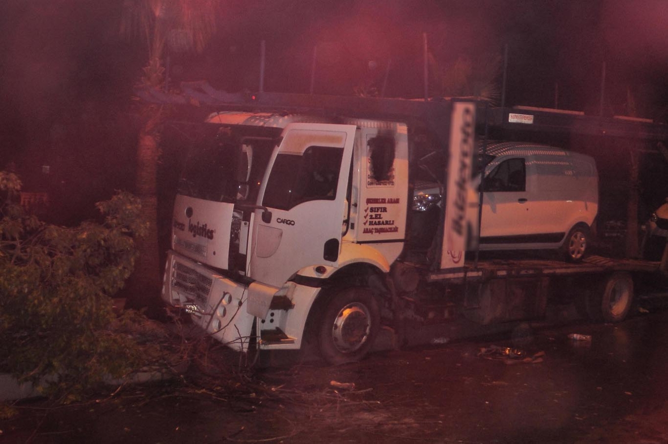Tarsus’ta PKK’liler bir TIR’ı sürücüsüyle birlikte yakmak istedi